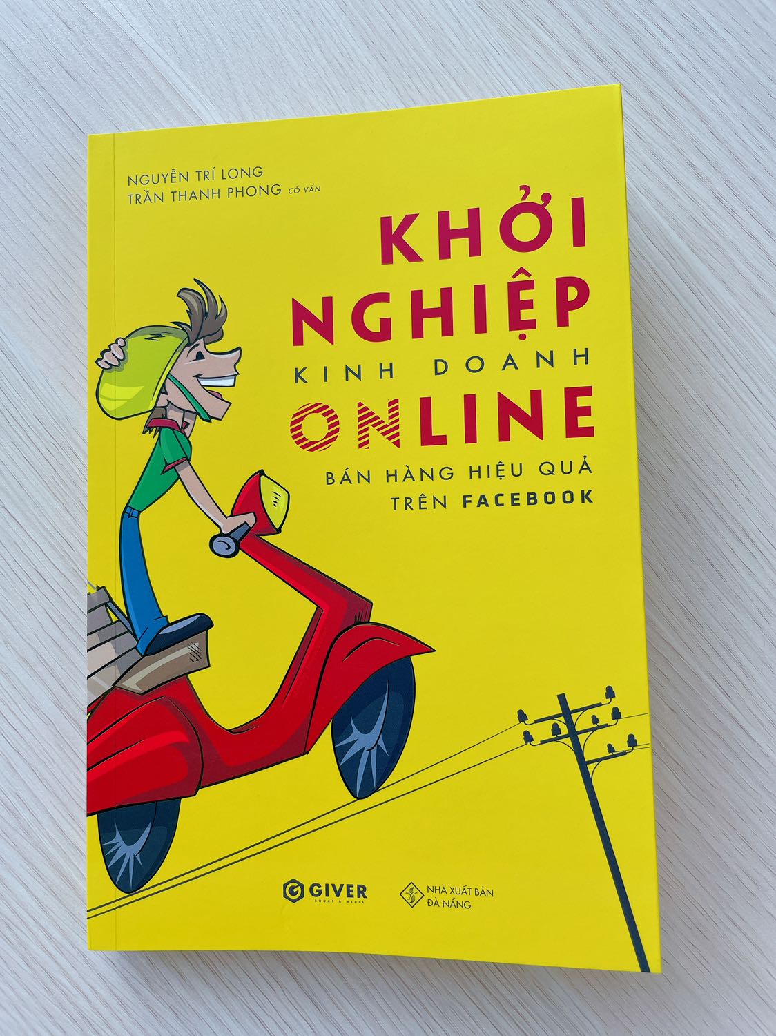 Có ai như mình không. Mầy mò trên các trang mạng để học cách kinh doanh onl. 
Từ A-Z không biết một thứ gì. 
Vậy mà đọc cái mục lục thôi. Mà bao nhiêu cái mình đang tìm kiếm nó nằm ở trong quyển sách này #Khoinghiepkinhdoanhonline
 Từ Giải đáp cũng như đưa ra một số phương án cần thiết rất thiết thực.
- Các mẹ bỉm sữa ở nhà hay các bạnlamf văn phòng. Muốn kd thì mua ngay quyển sách này nha.