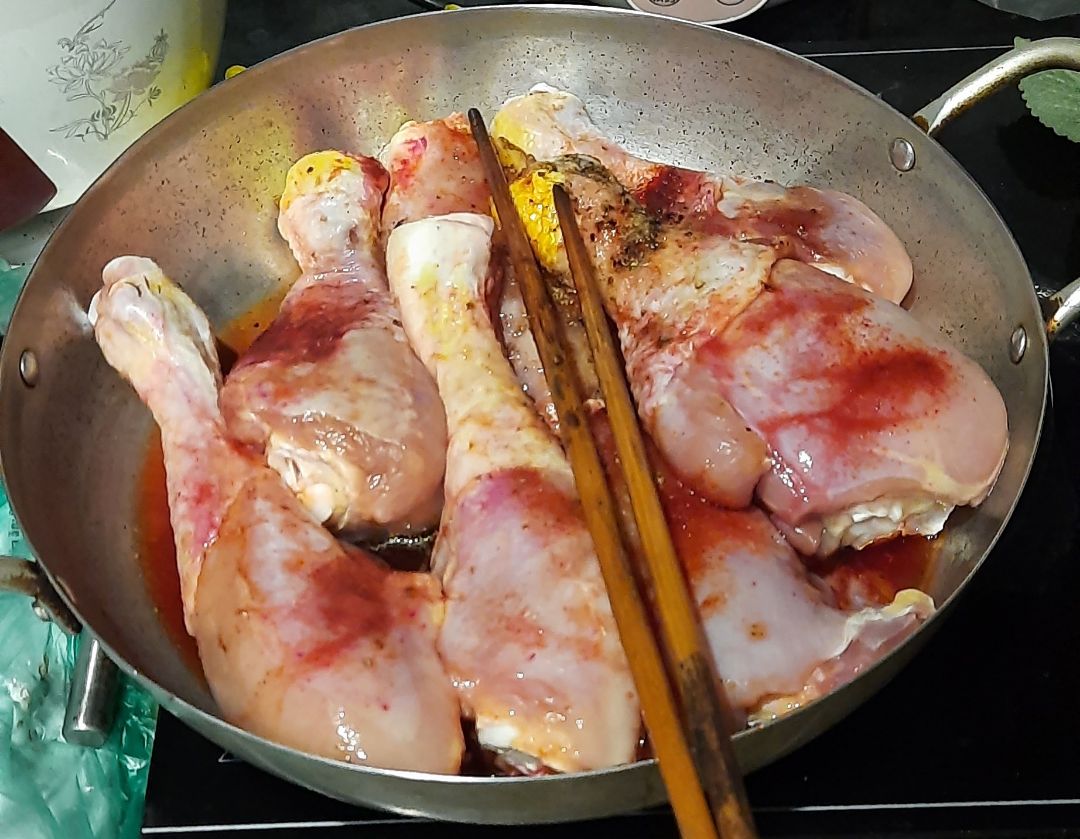 đùi gà ngon, thịt dai, 1 cái mà chia được rất nhiều