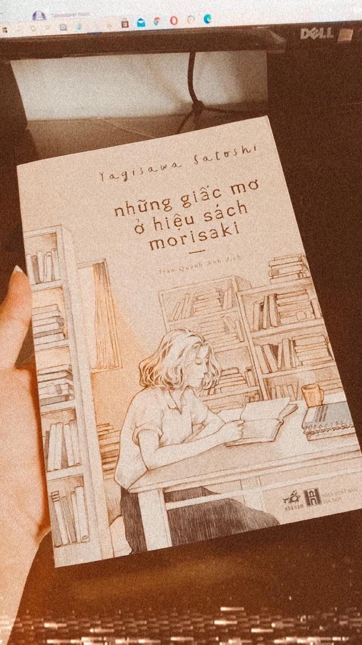 Tiki giao hàng siêu nhanh luôn ấy ạ nên là đc rước mấy bé về tay sớm! 

Sau khi đọc xong toàn bộ quyển sách tôi như chỉ muốn ôm trọn nó vào lòng thôi. Tưởng chừng như là một câu chuyện viễn tưởng với vạn điều kì bí, nhưng rồi mọi thứ tình cảm chân thành được bắt nguồn từ những nỗi đau sâu thẳm cứ thế in hằn trong trái tim tôi một cảm xúc bồi hồi khó tả. Năm điều kì diệu mà cô bé Ursa đã tìm kiếm, nó đã không còn là những điều diệu kì của riêng em nữa rồi. Ursa như một phép màu, một chồi non xanh trong mảnh đất cằn cõi và thô ráp của hiện thực, xua tan đi mọi thứ âu lo mang hình hài gai góc bám lấy trong mỗi con người. Nhờ có Ursa, những giá trị của tình thương yêu mới có cơ hội để ngự trị trong cuộc sống của mọi người một lần nữa ngay sau khi những vết thương lòng của riêng họ đã đc mài dũa lại một cách "duyên dáng" hơn. 

Đây thật sự là một quyển sách rất vô cùng đáng đọc. Chỉ mong trong mỗi chúng ta luôn mãi tồn tại một tâm hồn trẻ thơ vĩnh cửu như Ursa, để ta có thể nhìn cuộc sống này với một góc độ tươi sáng khác. Tin vào những điều nhiệm màu của trái tim và đừng bao giờ đánh mất tâm hồn đáng quý của mình nhé! 

Nhất định là tôi sẽ đọc lại quyển sách này vào một dịp nào đó đấy. Một quyển sách chữa lành nhưng không thiếu đi những tình tiết kịch tính, đc hình thành nên từ những sự việc nhỏ nhặt và tinh tế.