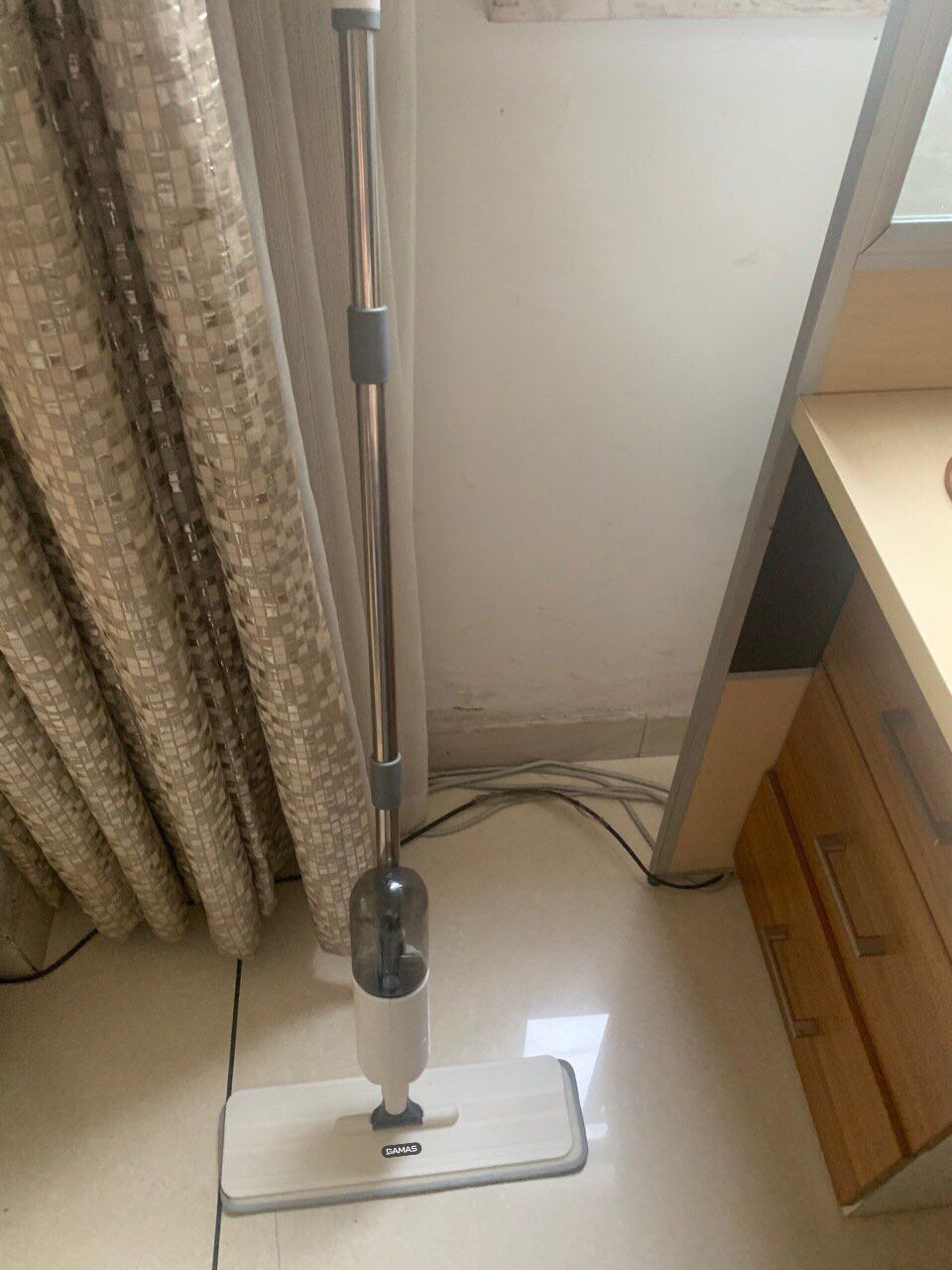 Phù hợp nhà nhỏ và cho ai không thích thùng đựng nước lỉnh kỉnh như mình, có kèm thanh lược gạt bông lau sạch rất tiện lợi, không phải dùng tay. Giá rẻ hợp túi tiền