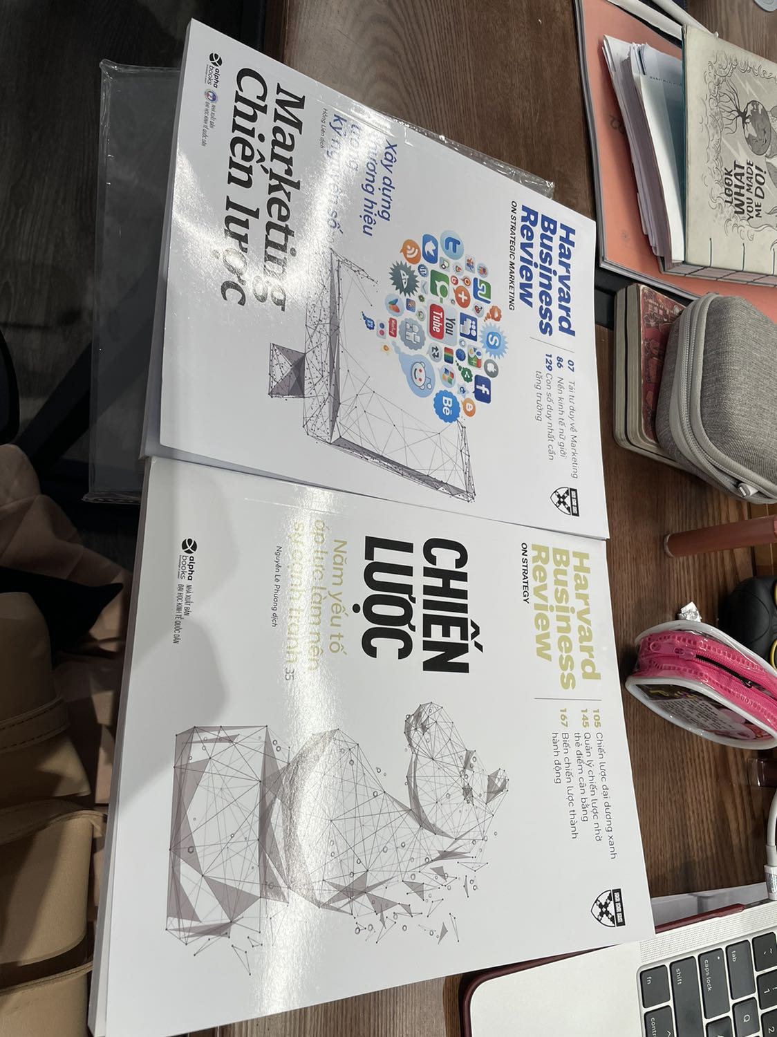 Sách mình đặt có bìa và thông tin khác với sách mình được nhận. Mình không biết là do tái bản hay giao nhầm sách. Hy vọng tiki và nhà sách check lại giúp mình.