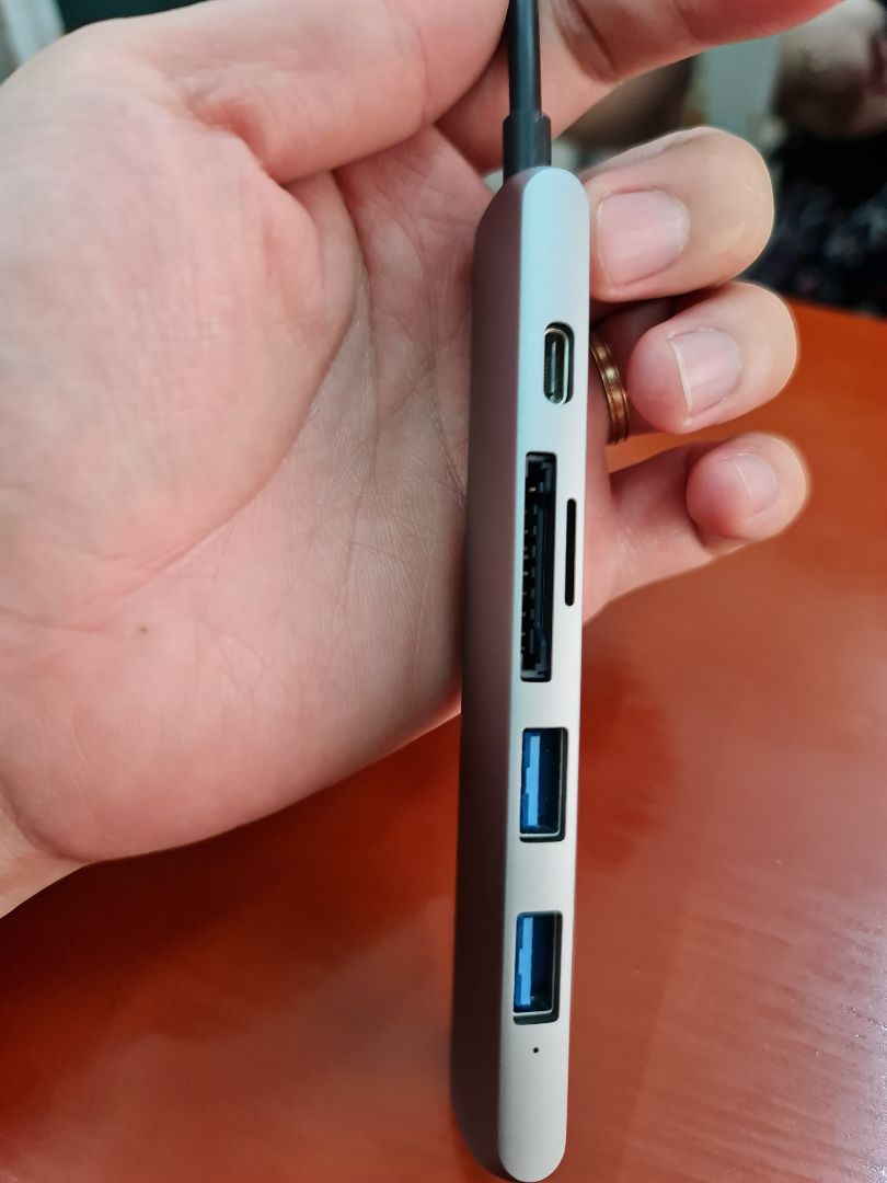 Hàng chính hãng, như mô tả. Mình mua của Tiki Trading nên cũng yên tâm. Hub nhỏ gọn, tương thích với các máy Windows cũng như cả Macbook có cổng Type C. Thời gian đầu sử dụng không gặp vấn đề gì, chỉ có đều thông số sạc của hãng bảo sạc nhanh được, nhưng mình thử sạc qua Hub thì máy báo không sạc nhanh.