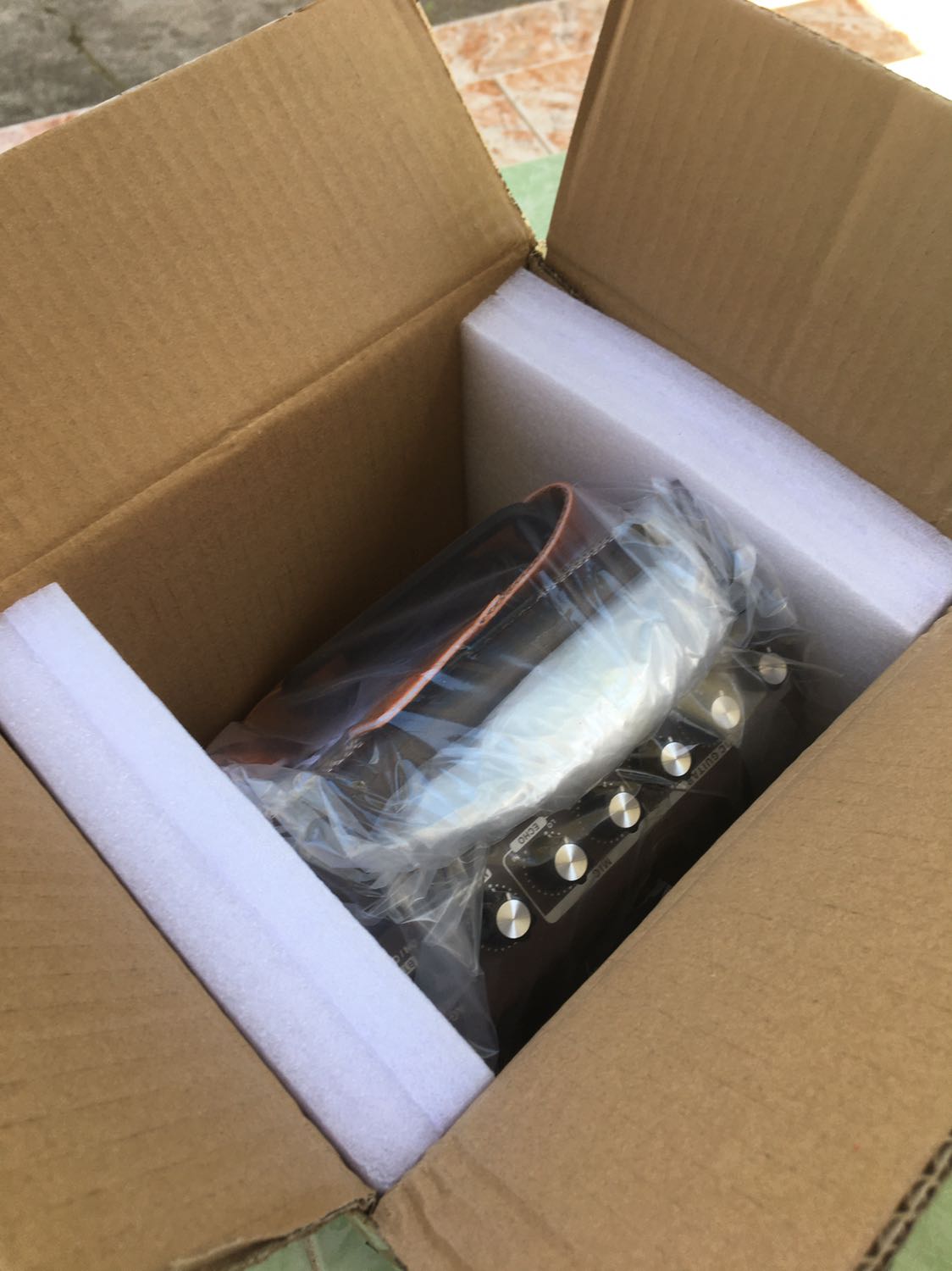 Hàng đóng gói tốt còn nguyên trong thùng, mẫu mã đẹp sắc sảo, chất lượng âm thanh Ok