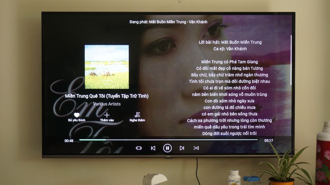 Giá đỡ chắc chắn, nặng, đầm tay lắm, cầm lên thấy rất an tâm khi treo Tivi. Mình treo Tivi TCL 55" mà thấy vẫn okie, ko rung lắc, lỏng lẻo gì hết. Cơ chế lắp ráp quá thông minh, dễ dàng với ai có khoan, tua vít đầy đủ. Xoay tivi cũng okie, thoải mái. Mình tự lắp ráp và treo Tivi lên luôn. Cảm giác hài lòng về chất lượng cũng như phục vụ của nhà bán và Tiki. Hài lòng về dịch vụ vận chuyển của Tiki.