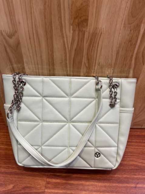 Nhìn xem ghiền chưa form to nhưng lên chuẩn đẹp mẫu này mang đi chơi đi làm đều thoải mái nha mí bà ní yêu xinh dã mang luôn ý da mềm mại nữa shop 10đ