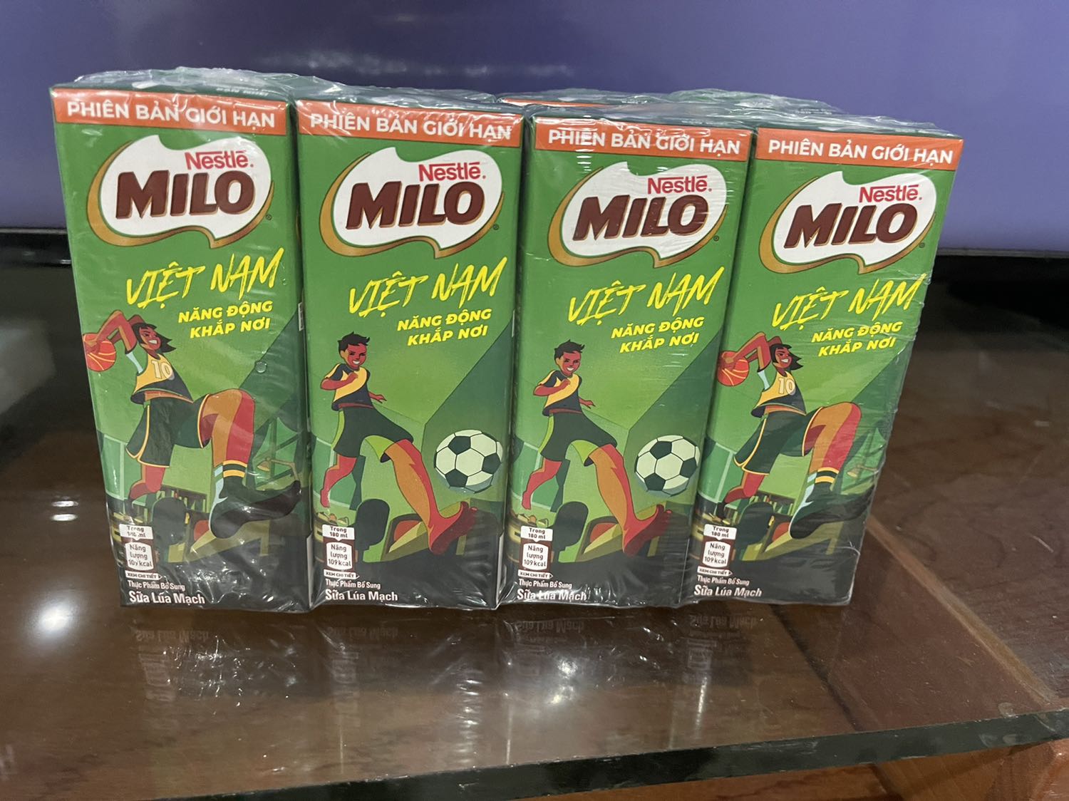 Tại sao mình đặt ít đường lại giao mình loại ni, cũng ko hề liên hệ trước. Bé mình ko thích uống nhiều đường. Giao thùng vinamilk ít đường trước đó 1 ngày thì 1 hộp sữa phồng lên chảy ướt thùng. Mình cũng thôi. Hôm nay nhận thùng này ko giống với hàng đặt. Thật sưh ko hài lòng đc shop Tại sao mình đặt ít đường lại giao mình loại ni, cũng ko hề liên hệ trước. Bé mình ko thích uống nhiều đường. Giao thùng vinamilk ít đường trước đó 1 ngày thì 1 hộp sữa phồng lên chảy ướt thùng. Mình cũng thôi. Hôm nay nhận thùng này ko giống với hàng đặt. Thật sưh ko hài lòng đc shop