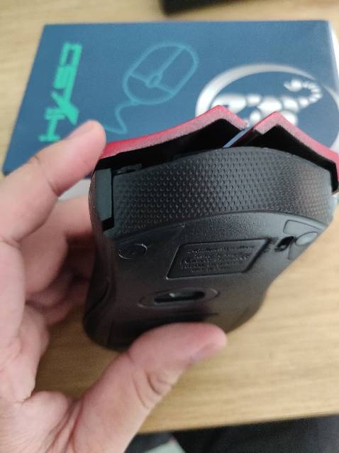 Chất lượng tệ hại, chuột nứt vỡ, không thể sử dụng.