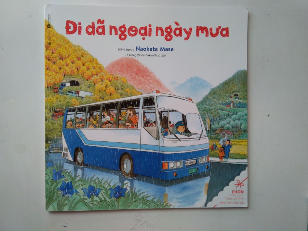 Bộ này rất hay. nét vẽ đẹp, qua mỗi trang là qua 1 đường hầm tương ứng 1 màu cầu vồng. Bé nha mình siêu thich, tiki giao siêu nhanh 1h30ph là đến dù Đn đang dịch.