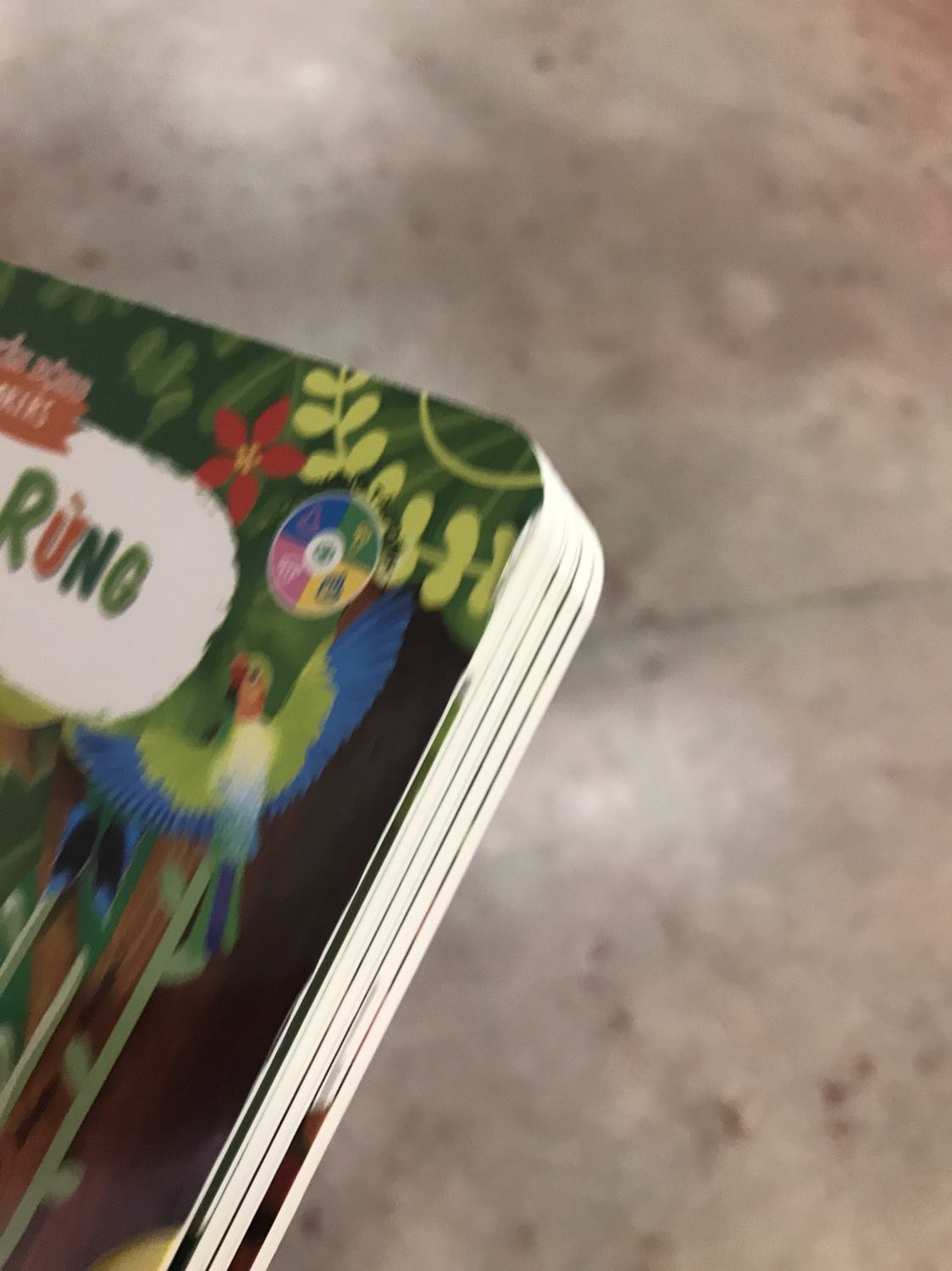 Sách nội dung hay.
Nhưng sản phẩm mình nhận không như mong muốn bị rách ở góc và ở mép bị cong lên thế này đây