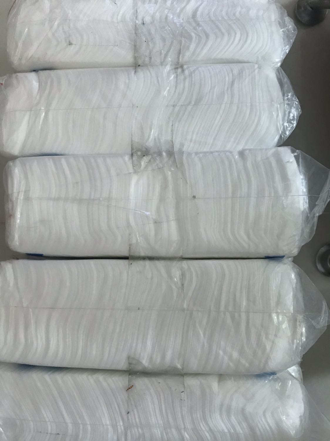 Thấy nhiều người phàn nàn về cách bọc sp. Nên đã gửi *** bên tiki bọc cẩn thận hơn đừng làm sơ bên trong vì là dùng cho bé sơ sinh. Nếu dơ là coi như vứt đi. Và bên tiki nhận phản hồi nhưng lại vẫn để như thế. Đặt Cả gần tháng nay mới giao. Quá tệ cho mọi thứ. Nên mọi người đừng mua sp này nữa. Thấy mà chán Cả bên tiki lẫn bên bán hàng.