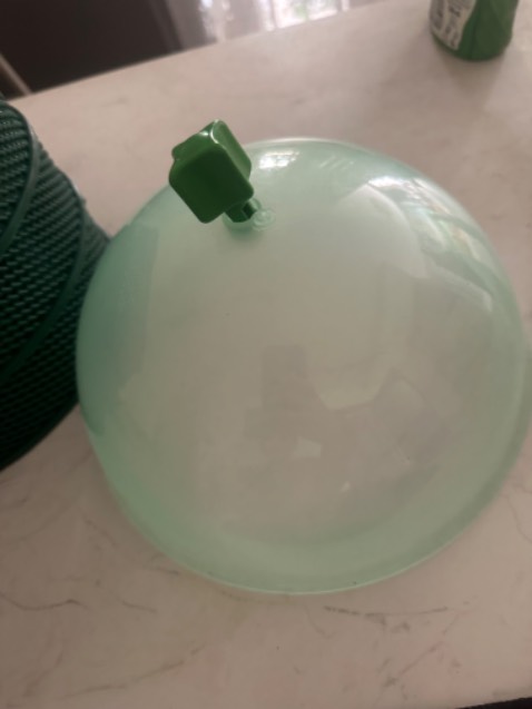 Hình và sản phẩm không giống nhau, sản phẩm chất liệu cong qeo không khớp các tầng, chốt gắn nắp khg ăn nhập gì… quá thất vọng.