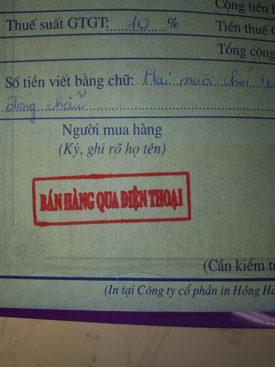 Con dấu nhận được xấu hơn cả về hình thức lẫn font chữ bên trong. Con dấu trên hình mô tả thì viết thành 2 dòng, font chữ đẹp và cân đối. Con dấu nhận được thì chỉ viết trên 1 dòng, font chữ bị bóp méo, xấu. Rất thất thất vọng! Hàng ít tiền nên không muốn đổi trả. Nhưng shop làm ăn thế này thì quá là *** khách! Tiki nên chú ý không để các shop làm trò mèo như thế này, rất mất uy tín.