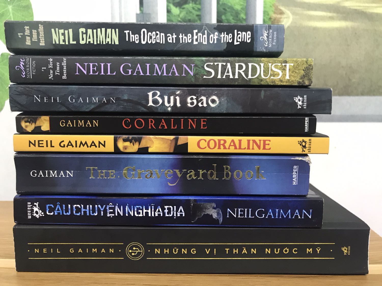 Neil Gaiman là cây viết rất đặc biệt của thể loại fantasy kỳ ảo giả tưởng, người từng đoạt 3 giải Hugo Award trong hơn 10 năm trở lại đây. 
Như Bụi Sao, quyển sách này sẽ càn quét các kệ sách, và…lại cháy hàng từ rất sớm.
Mua ngay hay đợi tái bản (khi nào) là quyết định của các bạn.