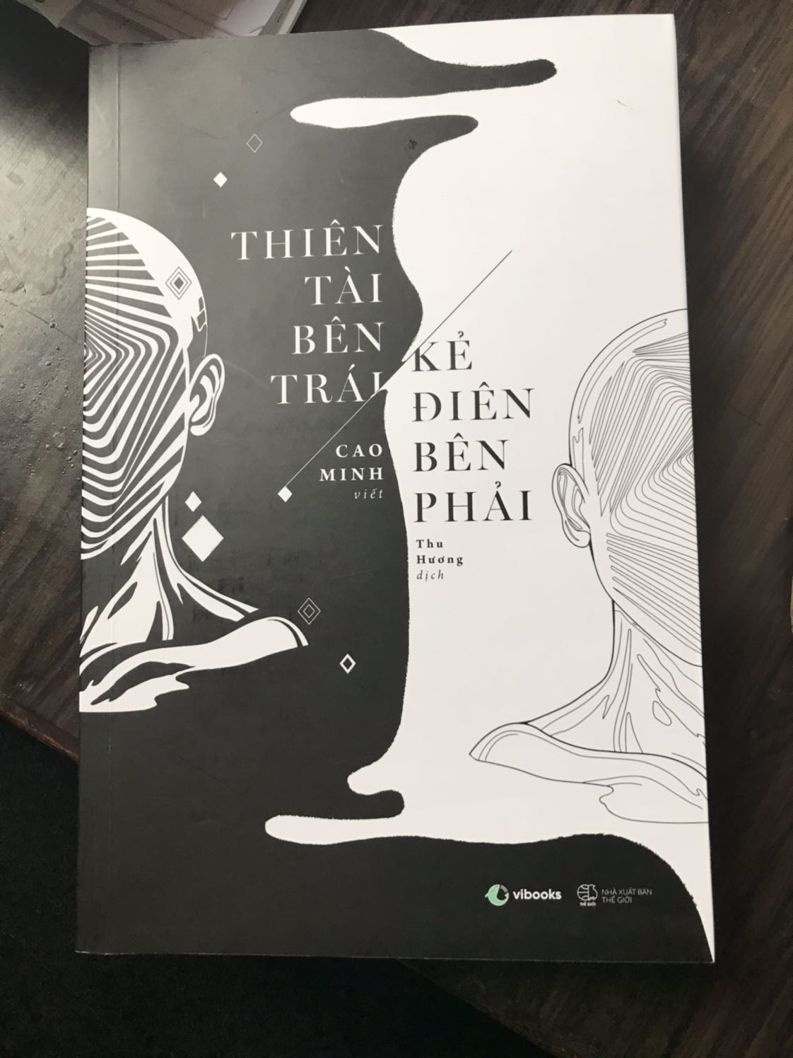 Tò mò đặt thử, đọc thử, phát hiện bản thân bị cuốn vào những câu chuyện ở trong sách khi nào không hay. 
Nội dung rất thú vị, tuy nhiên không phải câu chuyện nào cũng hiểu được, có lẽ do kiến thức bản thân không đủ, hoặc có lẽ chưa đủ sâu trong ý thức, suy nghĩ. 
Mn có thể tham khảo những bài review trên mạng để rõ hơn về nội dung sách. 
Màu giấy ngả ngà, đọc lâu không nhức mắt, chất lượng giấy cũng như mực in ổn áp. 
Tuy nhiên, mình có chút góp ý nho nhỏ về một số lỗi hình thức mình nhận thấy: thiếu chấm câu, thiếu dấu hay thiếu chữ cái. 
Hy vọng nhà xuất bản để ý và sửa chữa để sách được hoàn thiện kể cả nội dung và hình thức. 
Đáng mua!