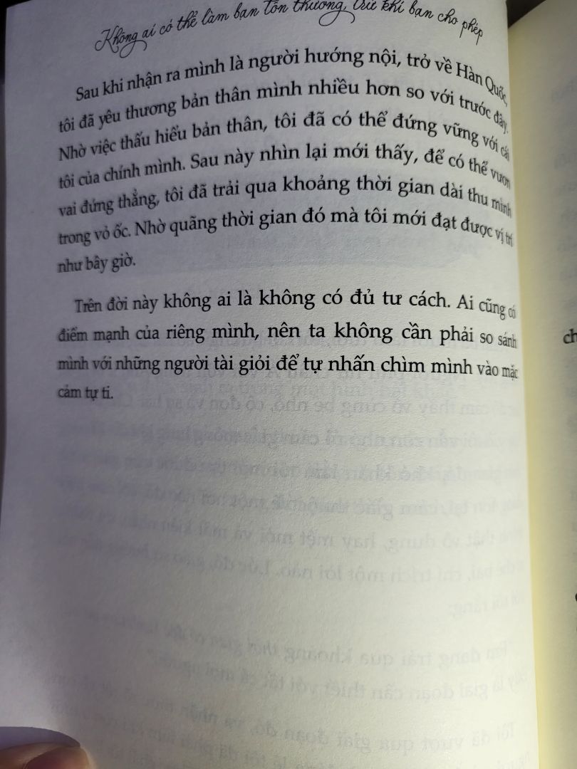 -sách gửi chả thấy lỗi gì cả dù đóng gói sơ sài.
-nói thật nếu bạn đang tìm sự balnce trong cuộc sống, sự tự tin và một cuốn sách nói dể hiểu thì cuốn sách là đủ.
- Riêng mik thì thấy đọc hơi chán, một chương khá ngắn ( ưu điểm) khuyên mấy bn nên đợi sale rồi mua vì mik thấy nó hơi ko đáng kỳ vọng. Nói chubg là có giúp đc mik và ko phải là dỡ.
( để mấy trang cho mn đọc thử)