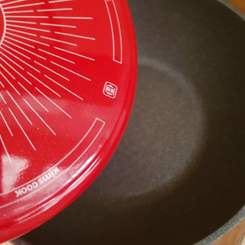 Hàng giống quảng cáo shipper tiki thân thiện vui vẻ rất hài lòng