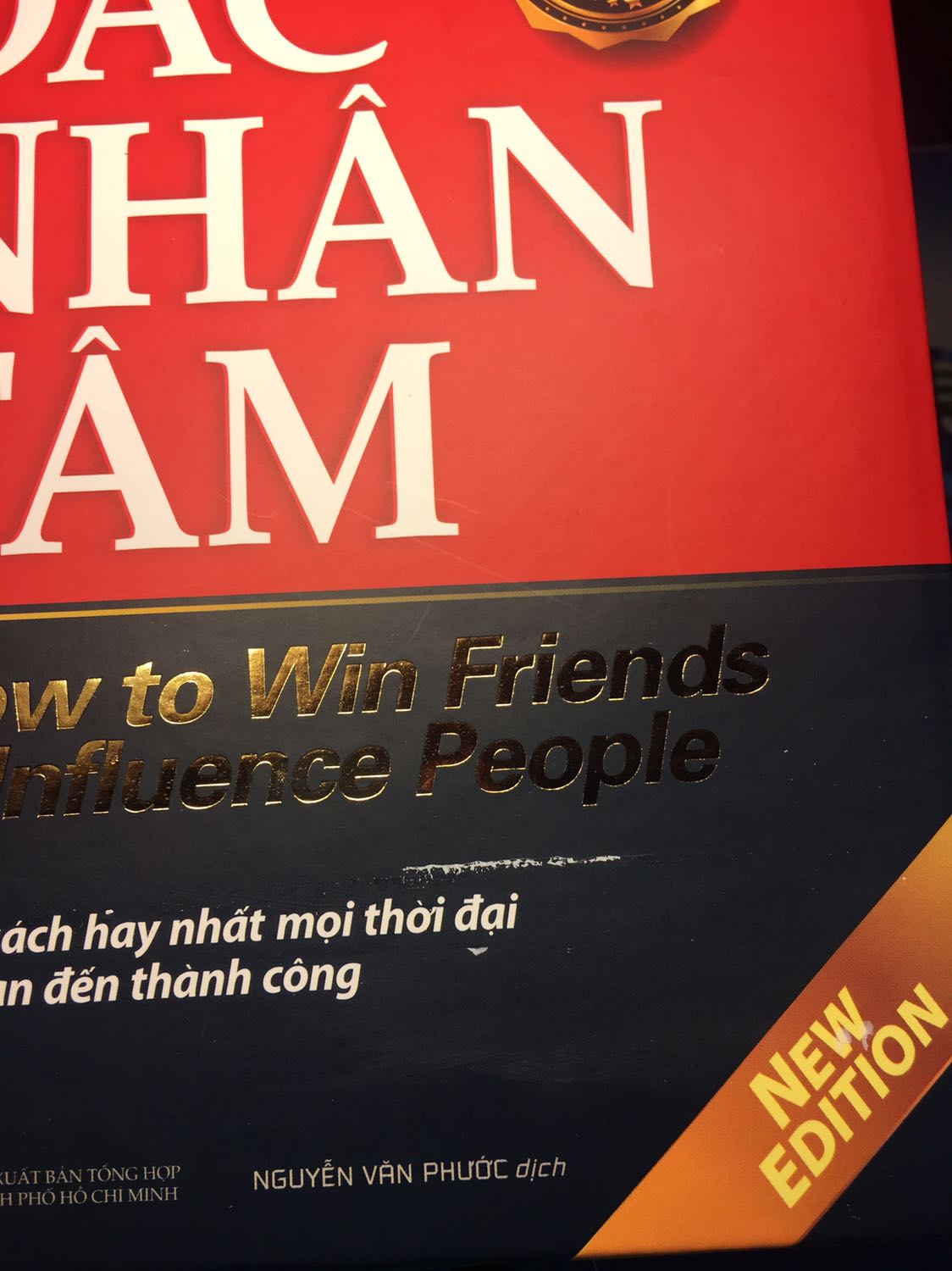 Mình k ở nhà, nhờ ngừoi nhà nhận hộ thì hộp như thế này đây, mở ra được luôn. Một bên bìa hộp thì rách đôi (có video nhưng ở đây k có mục up vid). Sách thì có vết như kia. Nhìn ảnh thì cũng bình thường nhưng thực tế nhìn ở bên ngoài và bản thân lại là người đi mua sách mới mà bị như vậy rất là khó chấp nhận. Mong Tiki xem xét lại khâu đóng gói hàng và nhân viên giao hàng.