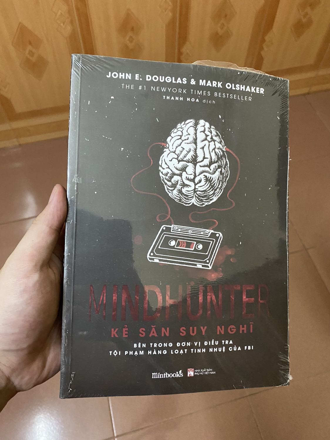 Giao hàng đúng hạn, sản phẩm bọc nilon kín rất kỹ càng. Sách hầu như k có lỗi gì cả. Nội dung khá lôi cuốn và hấp dẫn dành cho những ai đam mê trinh thám, phá án.