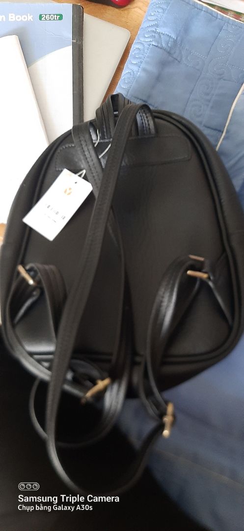 chất lượng sản phẩm tuyệt vời. cam mình hơi phèn nhưng chất lượng túi đáng đồng tiền bát gạo nhé. chất da đẹp, mịn, form chuẩn, có nhiều ngăn. ncl ưng cái bụng. nên mua nha mn