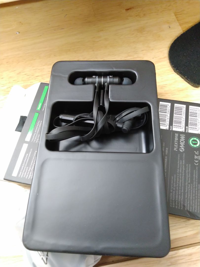 Hôm đặt hàng chọn loại màu đen, giao đúng màu mà còn giao rất lẹ nữa. Màu đen cá tính nhìn rất đẹp mắt và ngầu lòi nhé. Đã vậy còn tặng thêm dây nối dài tai nghe thêm vài chục cm nữa, nút đệm tai nghe các thứ... Tuy giá hơi cao tý nhưng rất đáng đồng tiền bỏ ra. Âm thanh thì nghe nhạc chưa hỗ trợ tốt cho mấy dù âm bass cũng có nhưng không quá mạnh, còn dùng để chơi game thì nghe bao phê.