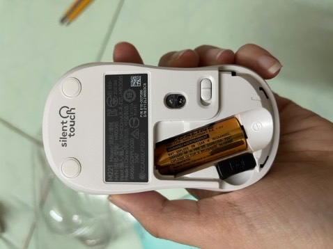 Giao hàng bao nhanh đặt khuya t7 qa sáng t2 nhận lun, mẫu mã y hình do xài chuột có tiếng qen rùi nên chuyển qa con này hơi lạ tầm tiếng sử dụng thì ok, chuột nhạy tuy nhiên phía dưới ko có đèn led cứ tưởng chuột hư có hỏi thì shop bảo loại này ko đèn.