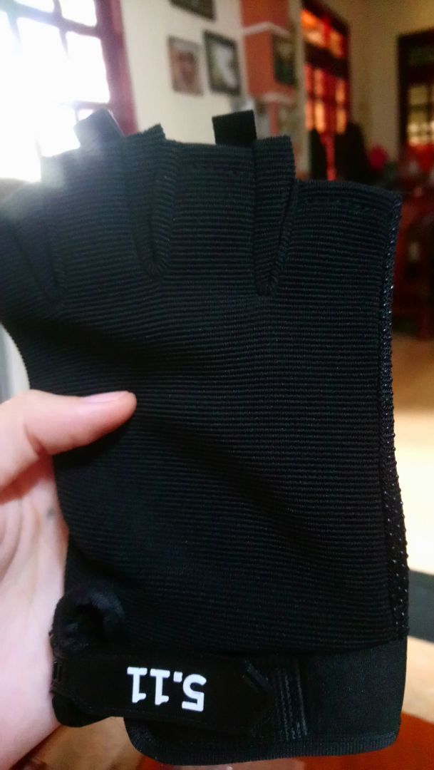 Vải dày dặn nhưng mang vào vẫn khá thoáng mát, 2 ngón giữa với ngón nhẫn còn có 1 miếng vải lên để dễ kéo bao tay ra. ?
Cá nhân mình thấy size sản phẩm này dành cho tay nữ, hoặc bạn nam nào tay nhỏ mới mang vừa chứ tay to thì nên cân nhắc sợ bị chật.
Cám ơn shop và Tiki nhé. ?