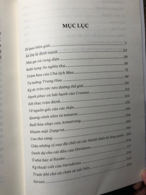 sách hay lắm aaaaaa. đọc một quyển mà như đọc hai vì tác giả có những trích đọc, phân tích khá hay về quyển Sử kí của Herodotus. bản dịch của Thái Linh cũng xuất sắc không kém.
