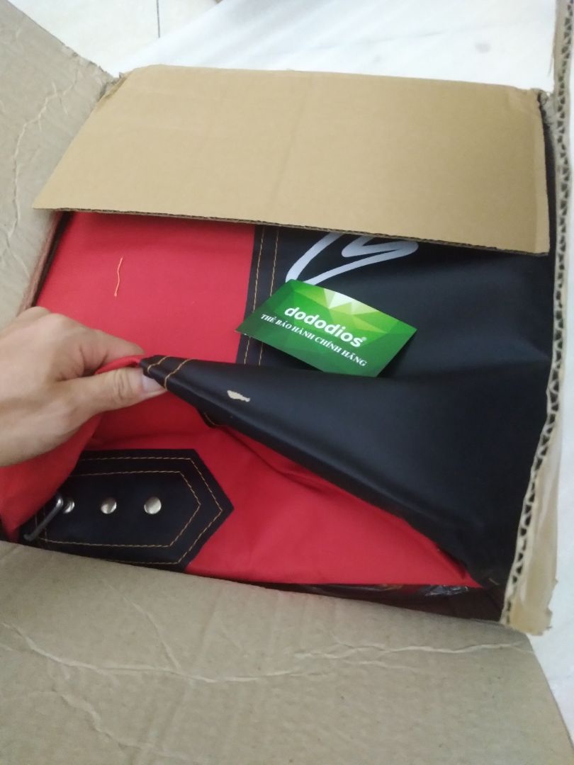siêu to siêu dày, shop tặng đầy đủ phụ kiên, to lắm anh em, xích với các mối nối bằng kim loại chắc chắn cực kỳ
vải 3 4 lớp gì đấy, sờ thì ở giữa là lớp mút chống va đập mạnh
cái này mua về đấm tại nhà khá ổn áp, giá khá mềm khi cùng mua của brand này ở cửa hàng trên phố
