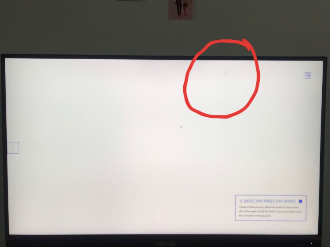 Mình nhận màn hình hôm qua, mình kiểm tra thì phát hiện màn hình có một đóm màu xám rất khó chịu, đặc biệt khi ở khung màu trắng rất dễ nhìn thấy bằng mắt thường. Mong tiki hỗ trợ đổi sản phẩm vì ảnh hưởng trực tiếp đến sử dụng nhất là đối với màn hình design.