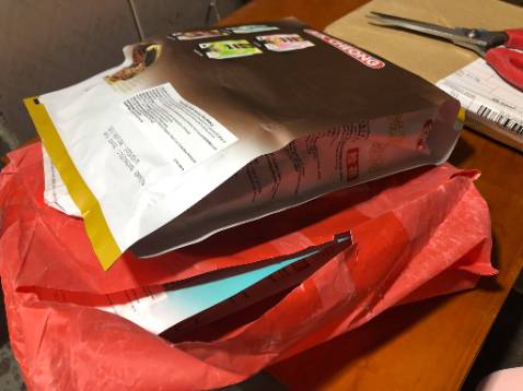 mình đặt 2 gói chocolate và 1 gói capuchino, nhưng bên bạn giao thiếu 1 túi chocolate của mình và chỉ giao có 1  chocolate và 1 capuchino như hình, mong bên bạn hoàn tiền lại hoặc giao nốt bịch kia cho mình đi ạ :) vì mình mua hộ :)