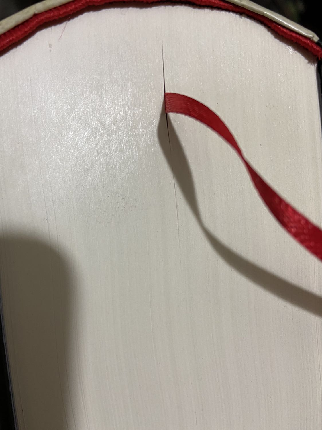 Quyển sách nặng và sẽ rất rất nặng trên tay ai gầy yếu, mỏng manh, cầm lâu sẽ rất mỏi tay. Sách phù hợp cho những ai có sức khỏe tốt để cầm lâu, dân tập thể hình, tăng tính thể lực, thêm mức chịu đựng thông tin - dữ liệu - dữ kiện nhiều cho bộ não. Sẽ cần độ kiên nhẫn rất nhiều để đọc và tìm hiểu hết quyển sách...

Quyển sách dù in xong và nộp lưu chuyển từ năm 2019 nhưng sách vẫn rất mới hỏi móp góc và bụi bám. Sách bìa áo dày dặn cực kỳ tuyệt vời

Sách liên kết gáy và bìa hơi lỏng lẻo khi sức nặng liên kết của 1504 trang sách phải gánh là rất lớn khi cầm, khi vận chuyển, khi để trên kệ một thời gian dài...

Theo mình nghĩ thì Sách in dày vì tách quyển chưa chắc người mua sẽ mua đủ bộ, rồi tính kiểm duyệt tập 1, tập 2 cũng sẽ lằng nhằng không thống nhất, rồi thời gian in xuất bản từng tập có thể sẽ bị hoãn vì các lý do, chi tiết bị cho là mang tính nhạy cảm, tế nhị. 

Tiki giao hàng nhanh. Nhân viên vận chuyển cực kỳ tốt!!!