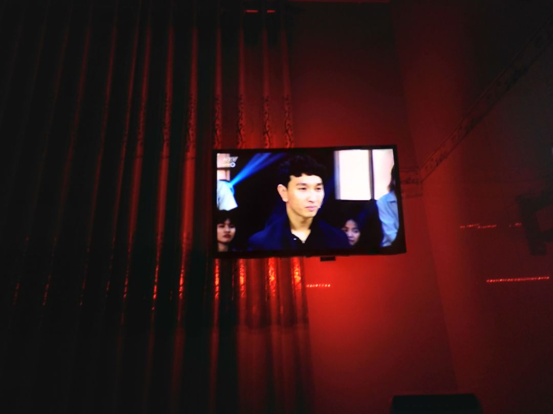 Sản phẩm thẩm mỹ cao , kểu dán hiện đại , cực gọn gòn và chắc chắn , nước sơn rất đẹp , có chổ dấu dây điện rất tiện lợi , sản phẩm bằng sắt rất nặng chứ không phải nhựa , 
- Điểm không hài lòng duy nhất là đẩy vào rất nặng , mỏi lần ép vô tường cứ sợ bể màn tivi , đã tra dầu vào các khớp nhưng vẫn không ok .