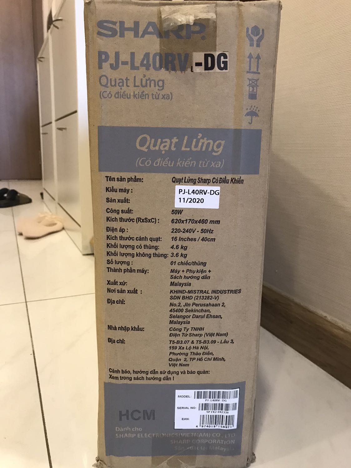 Tiki giao rất nhanh trong cùng ngày đặt mua hàng. Quạt xuất xưởng 11/2020 (nhà sản xuất chỉ bảo hành tối đa 18 tháng từ ngày sản xuất) được đóng gói tốt và đảm bảo chất lượng. Lắp dễ  theo hướng dẫn và thử vận hành bằng tay và remote đều chạy tốt các chế độ, êm và không rung kể cả tốc độ gió cao nhất. Đế quạt dù không có chân đế như quạt khác vẫn đảm bảo quạt ổn định trên bề mặt phẳng.