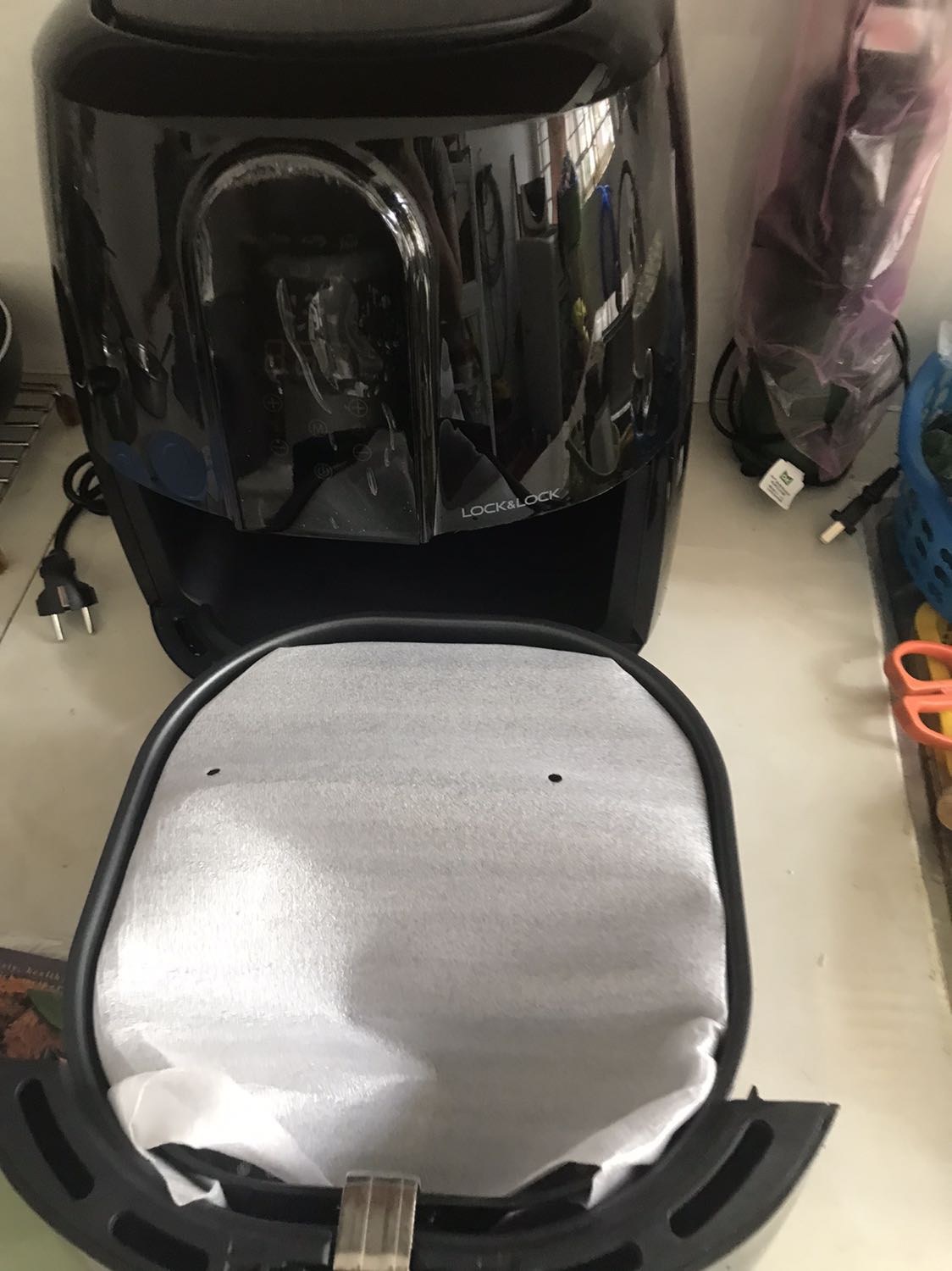 Sản phẩm được đóng gói kỹ càng. Giao nhanh chóng (đặt buổi tối, sáng hôm sau giao) theo gói Tiki Now. Sản phẩm khá to so với suy nghĩ ban đầu, có thể đặt vừa 1 con gà. Sản phẩm mới, không trầy xước. Ấm tượng ban đầu khá hài lòng. Sau một quá trình sử dụng sẽ review lại.