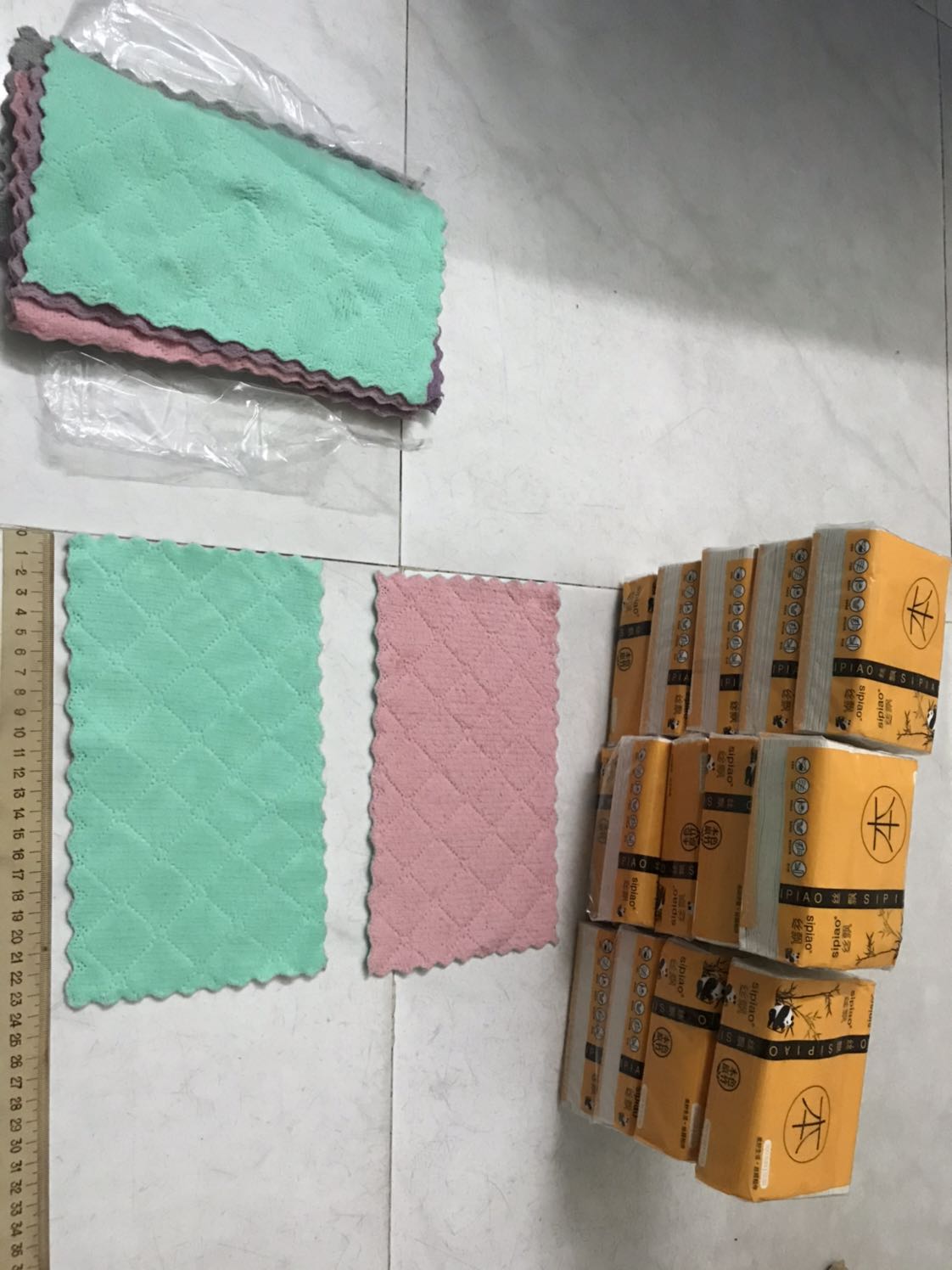 Ko hài lòng! Khăn giấy kích thước nhỏ hơn nhiều so với kích thước shop miêu tả, tính ra giá còn mắc hơn sp trên thị trường. Mua khăn 18x12.5, nhận khăn 12x8.5, giấy nhìn dơ lổm chổm chỗ có màu như giấy vs tái chế