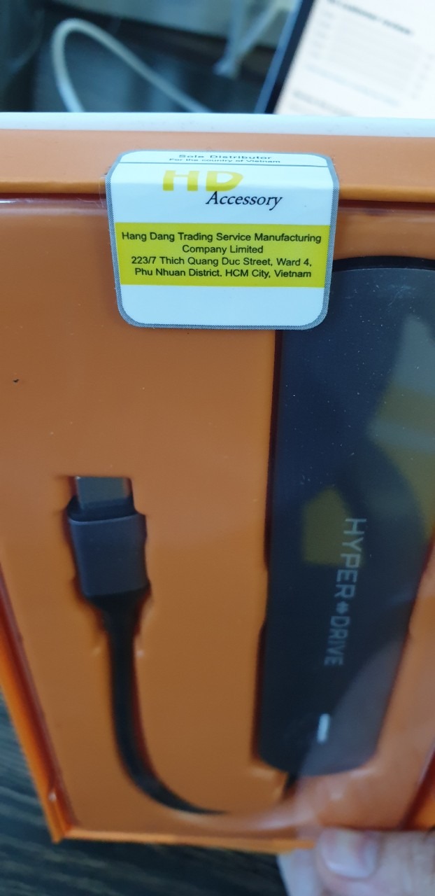- Nhận hàng hết hồn vì ngoại hình sản phẩm quá tệ, hộp đựng rất cũ và có đầy vết bẩn, giống như bỏ rất lâu trong kho và không được bảo quản đúng cách.
- Khui ra sử dụng thì thấy phần nhựa đen ở cổng Gigabit lỏng le, lắc qua lắc lại có tiếng kêu bên trong. Đã làm yêu cầu trả hàng và đợi Tiki giải quyết.
- Nghe tên tuổi anh này đã lâu nhưng lần đầu tiên lại dính sản phẩm lỗi kiểu này thì lại phải đi tìm thương hiệu khác mà dùng rồi.