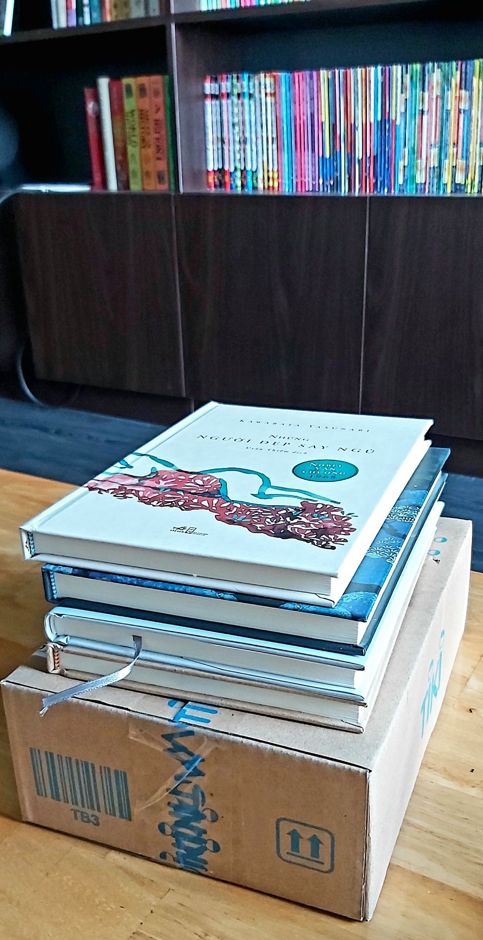 "Một kiệt tác, toả thứ mùi như mùi hư hoại của trái cây chín nâ, song vẫn giữ được vẻ đẹp hoàn hảo về mặt hình thức." - Mishima Yukio.
Sách nhỏ gọn. Thiết kế giản dị. Sách bìa cưng như một cuốn sổ tay. 
Dịch vụ Tiki tiện ích. Đóng hộp cẩn thận, giao hàng nhanh. Nhân viên thân thiện. Thanks!