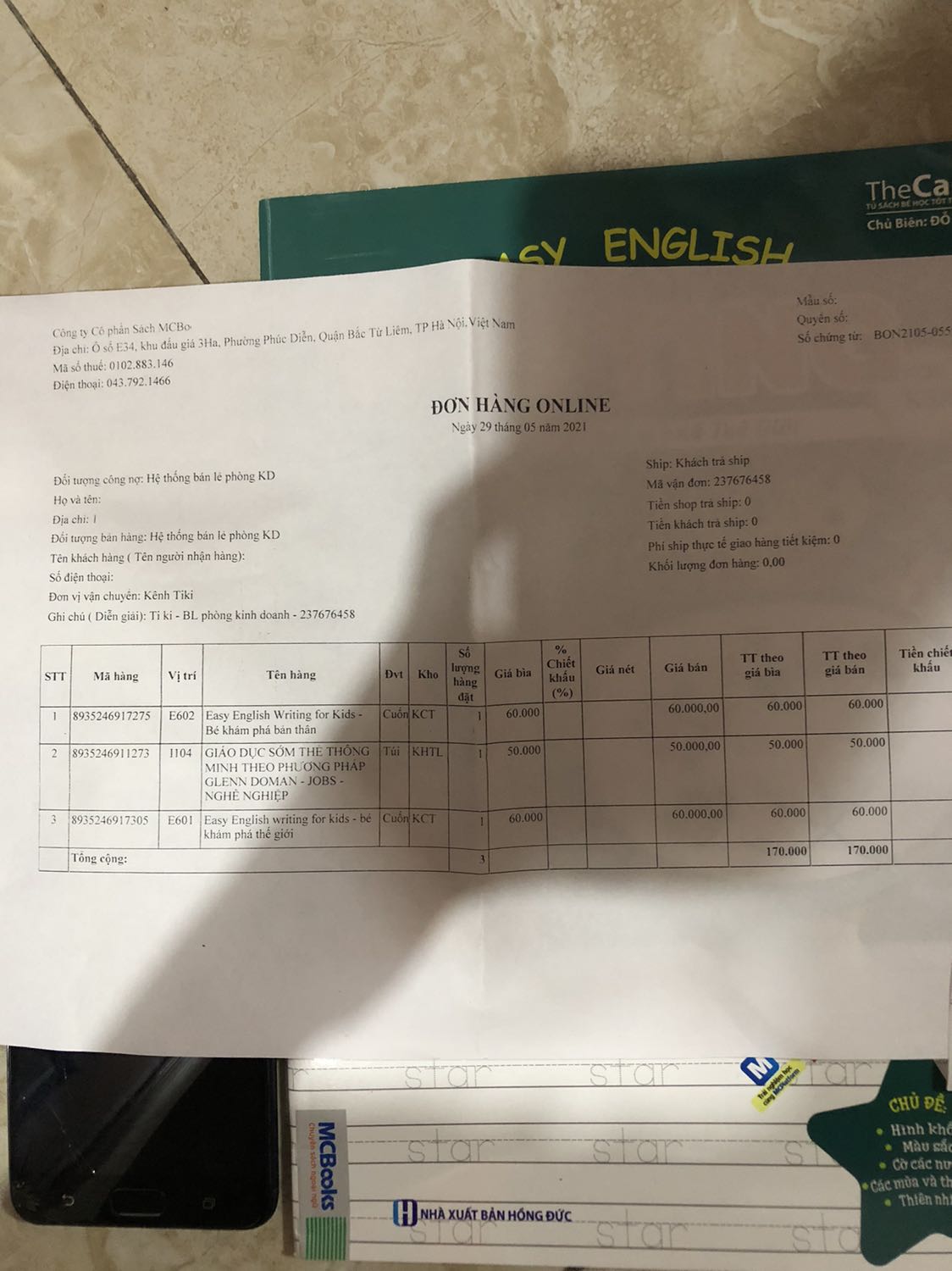 Mình vừa nhận đơn này nhưng bị thiếu cuốn 33 câu chuyện....thay vào đó lại có tập flash card. Bên cạnh đó trong hộp có 2 đơn xuất cùng mã đơn của mình. Mình không được báo trước về việc này nên khá bất ngờ. Mình cần sử dụng cuốn 33 câu chuyện nên mong shop có phương án xử lý giúp mình nhé. Cảm ơn!