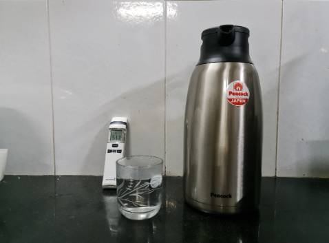 Sản phẩm đẹp. Giữ nhiệt tốt, sau 36h vẫn còn trên 50°C. Nắp đóng mở tiện dụng, bóp hai bên để đóng mở hoặc để nắp lên rồi nhấn xuống để đóng. Nước rót thành dòng tròn gọn. Vòi ngang hạn chế rớt bụi hoặc vật lạ vào miệng rót. Trong ngoài và cả phần đáy bình đều bằng inox, chỉ duy nhất phần nắp và tay cầm bằng nhựa. Đáy ngoài bằng inox đẹp sẽ bền nhưng hơi ồn khi đặt xuống mặt bàn hay mặt bếp bằng đá