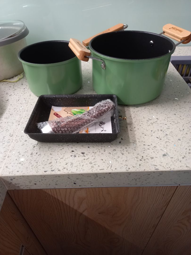 Đóng gói rất kỹ càng nha mọi người, nó hơi to so với mình tưởng một chút. Nồi và quánh sâu lòng, mình đem thử trên bếp từ thì thấy nóng nhanh, màu xanh dễ thương. Có điều cái chảo nhà bán không gắn cán nên giờ phải chờ để mua cái tua vít gắn cái cán vô :)