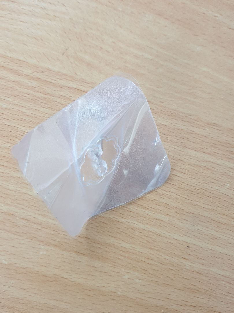 Shop tệ nhất mà mình gặp trên Tiki, đóng gói hàng cẩu thả. Chất lượng thì quá kém. Cũng là móc dán tường, nhưng là loại mỏng mỏng, yếu yếu ấy, chứ không chắc chắn dày dặn như shop khác.