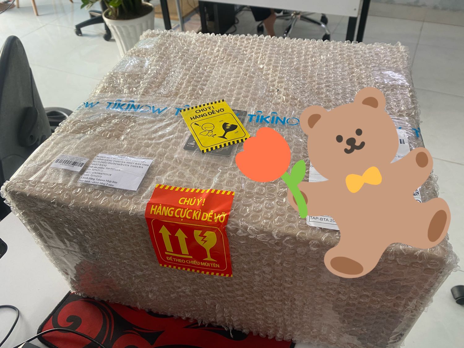 Bé robot nhìn rất đẹp, sang, hàng chính hãng Nhật Bản, phụ kiện đầy đủ.
Mình rất hài lòng với bé robot hút bụi lau nhà này hihi