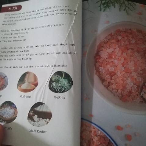 Mình không hài lòng khi nhận sách mà có những trang sách bị gấp nếp, xộc xệch như thế này. Người bán nên kiểm tra trước khi giao cho khách.