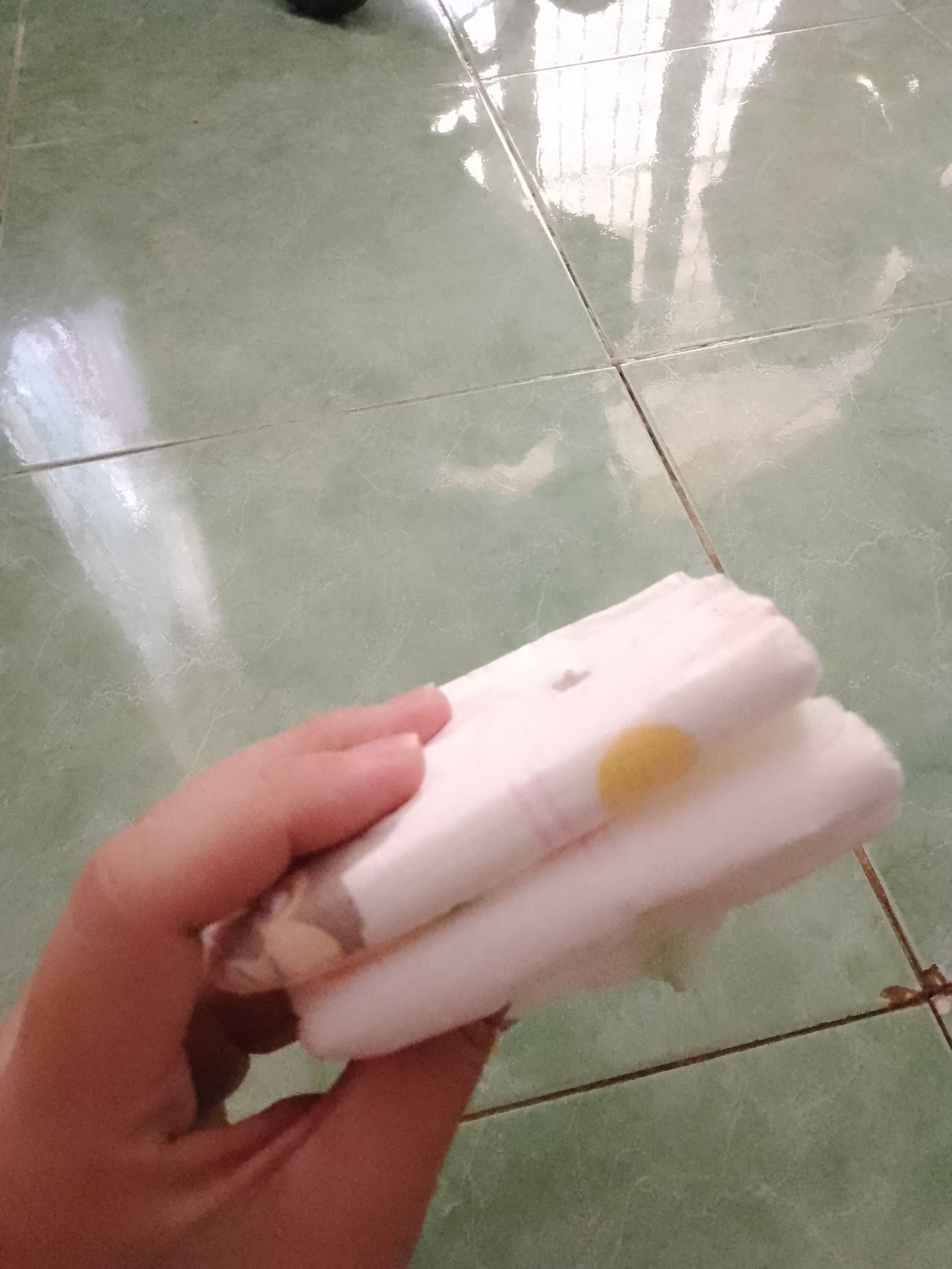 tã này dày, hơi bí nóng nha các mom, dc cái dày nên thấm hút tốt. Nói chug cũg ổn chỉ là hơi dày nên bị bí nóng tí thôi