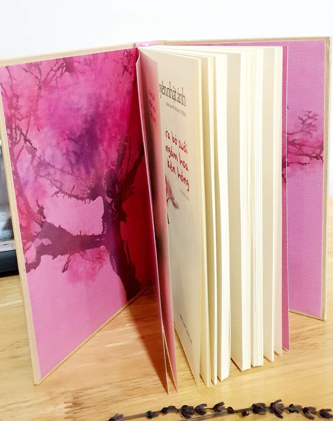 Giao hàng cực nhanh, sách đẹp, đủ bộ luôn còn thêm phiên bản nhỏ của Út Quyên và tôi nữa. cực kỳ hài lòng