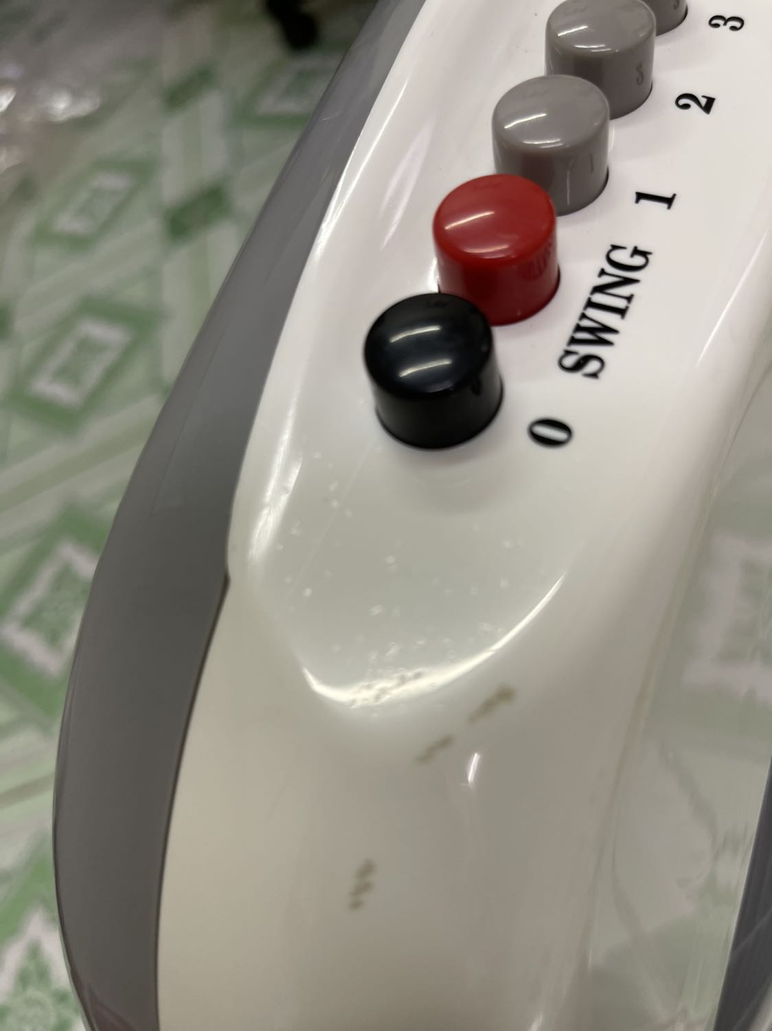 Quạt rất đẹp, gió mạnh chỉ là phía trên bị trầy nhiều giống như hàng đã sử dụng! Quạt rất đẹp, gió mạnh chỉ là phía trên bị trầy nhiều giống như hàng đã sử dụng!