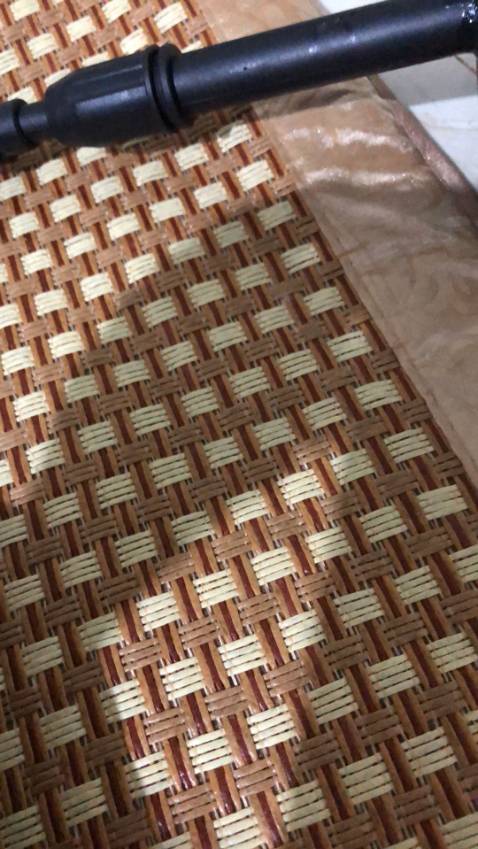 Hàng giao nhanh sản phẩm như hình nha mọi người..nằm mát lắm ạ

đường vân nổi sợi mây - dùng ổn, không bị mùi khó chịu khi nằm phòng điều hòa như chiếu nhựa 

dễ xử lý, dễ lau. màu đẹp, nhìn xịn xò. đơn lần trước thì loại khác hơi mỏng - nhưng đơn lần này thì tốt hơn.và dầy hơn. cho 5 sao nhazzz