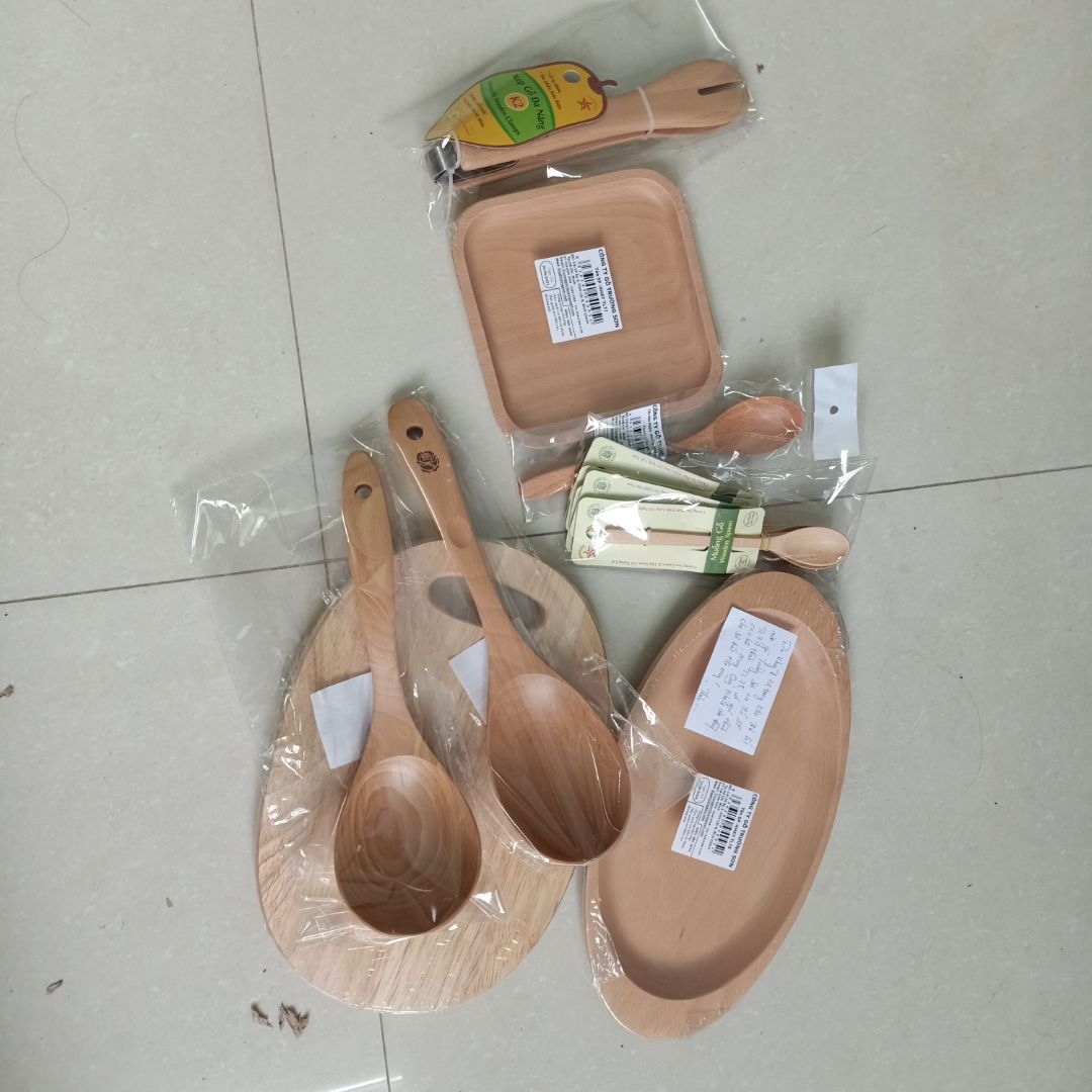 sản phẩm gỗ trường sơn, gỗ đẹp lắm, mịn, bóng, shop đóng gói cẩn thận, hai chiếc vá múc cơm canh khá to, chắc chắn
