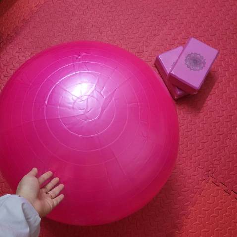 chất lượng ok , bóng dày mỗi tội giao hàng hơi lâu và bơm bóng bằng tay cũng khá mệt , tìm lòi mắt mới thấy nút bóng. Mọi người chú ý nút bóng cũng chính là van để mình bơm khí vào, nó giống kiểu cái chốt màu trắng, để nắp lại cho dễ.

Nói chung là Bóng dày dặn, dùng rất thích, lúc đầu sợ nổ nên bơm xong lại phải rút bớt hơi ra. Cảm ơn, cảm ơn, cảm ơn!