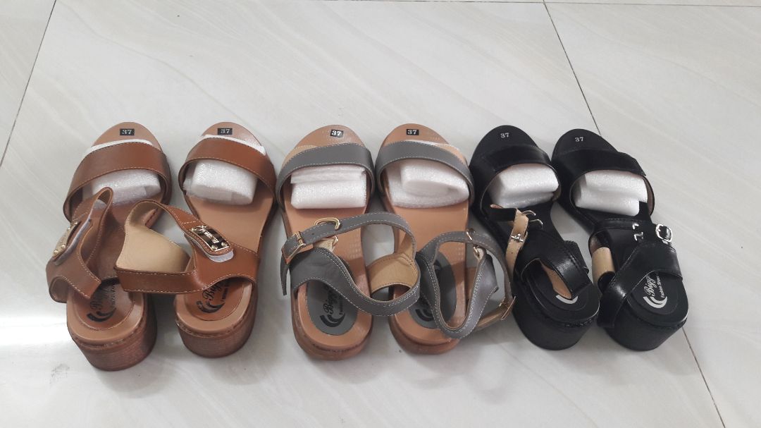 Mua 1 lần như này đã coi là khách quen chưa shop? Lần sau mua shop tặng phiếu giảm giá nha. Dép đẹp, đi êm chân, đúng size.